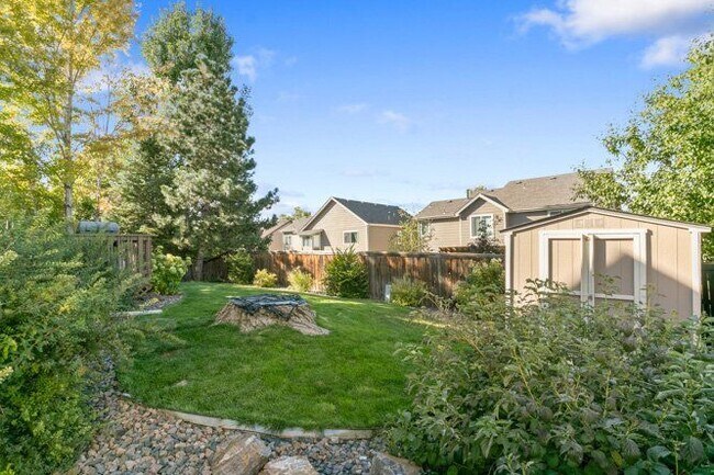 Building Photo - 829 W Sparrow Hawk Dr