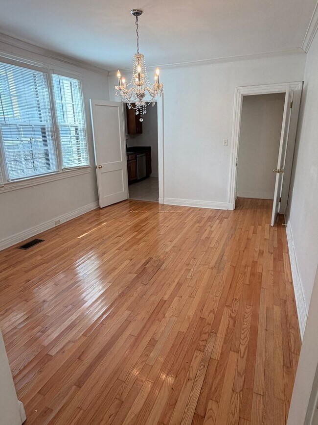 Building Photo - Large 3BD/2BA House Uptown with Driveway and Fenced Backyard