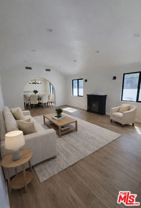 Building Photo - 620 N Poinsettia Pl