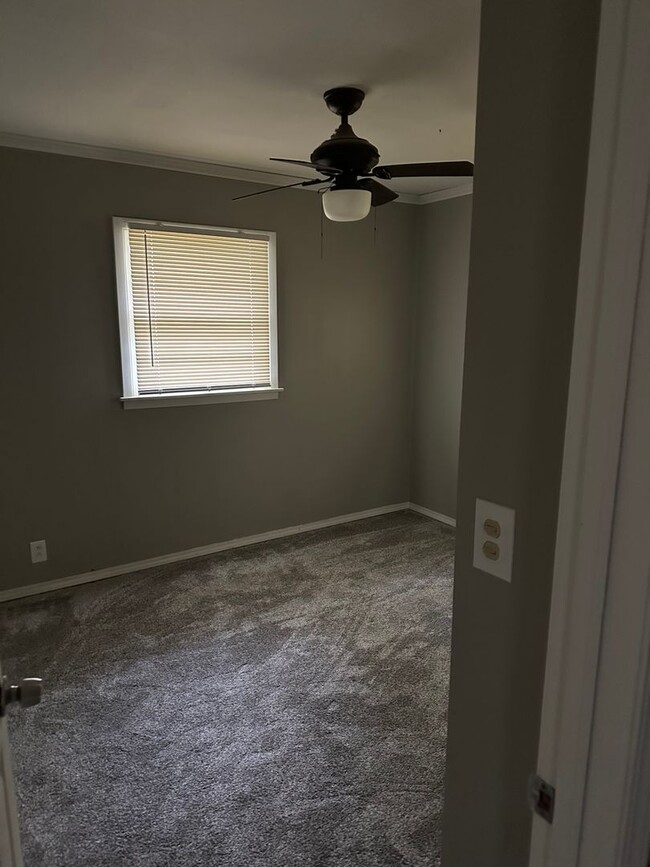 Building Photo - Newly Renovated 4 br/2ba Home in -Steps Aw...