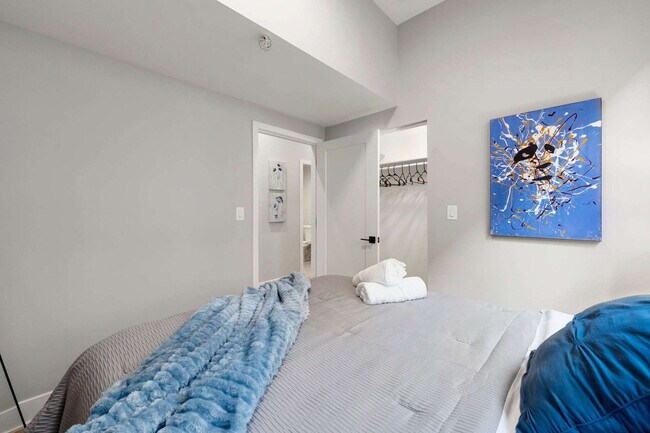 Building Photo - 6044 N Winthrop Ave