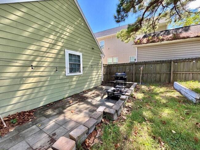 Building Photo - Spacious 4-Bedroom Home in Portsmouth