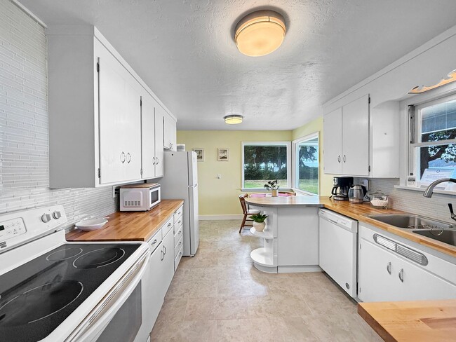 Building Photo - 2209 W Sequim Bay Rd