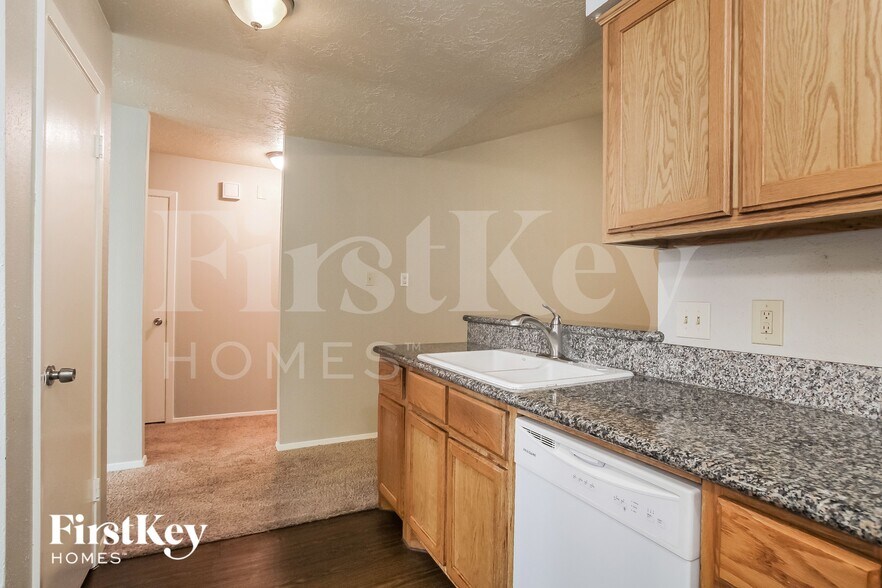 Building Photo - 2118 Knollbrook Ln