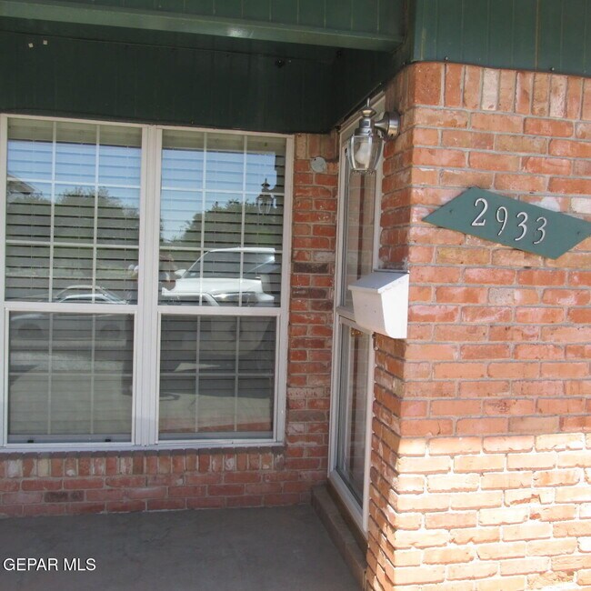 Building Photo - 2933 Wedgewood Dr