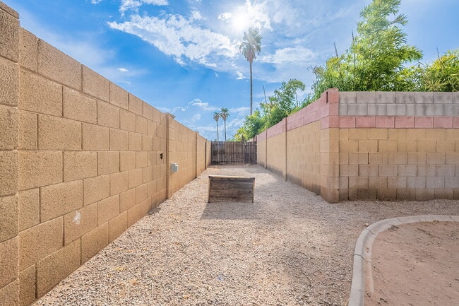 Building Photo - 2543 E Huntington Dr