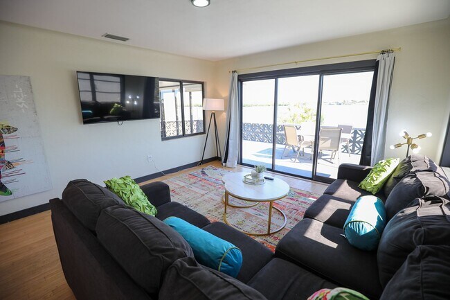 Building Photo - Fully Furnished Luxury Waterfront Unit w/in Walking Distance to the Shopping, Beach, Restaurants,...