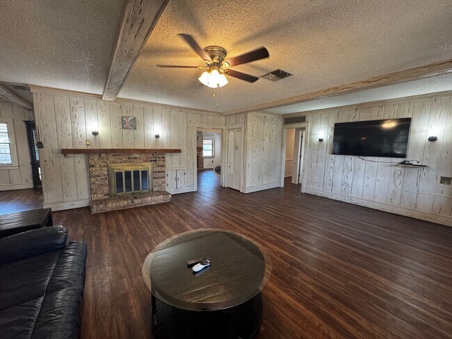 Building Photo - 630 N Crooked Lake Dr