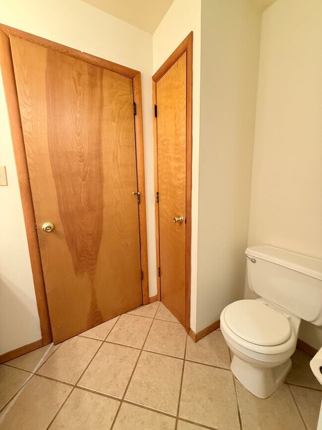 Building Photo - PRICE REDUCED! 2 Bedroom, 1.5 bath Townhou...