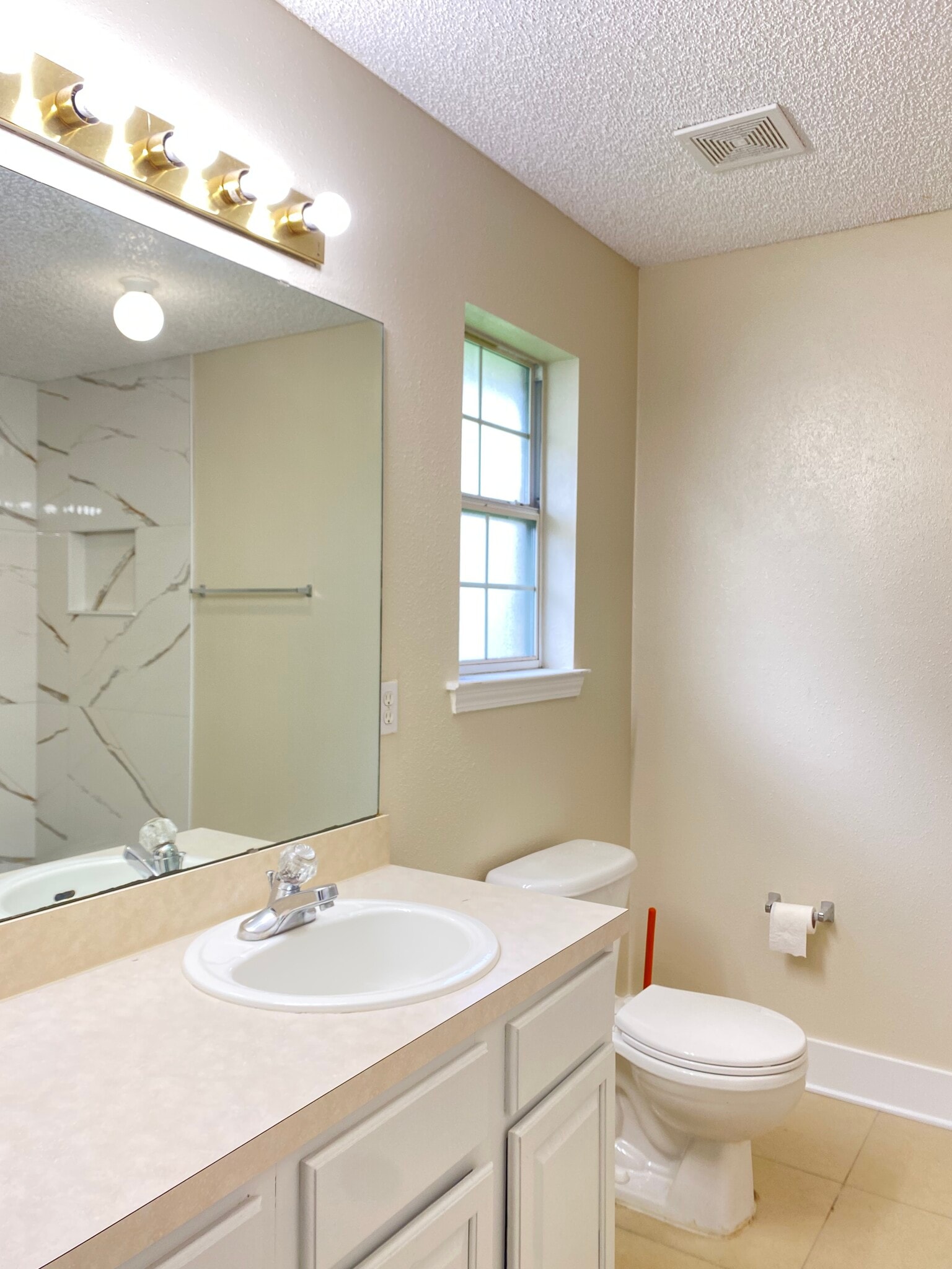 Master bathroom - 2492 Paris Mill Rd