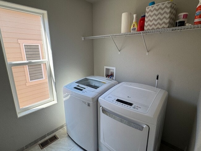 Building Photo - Newer and Spacious 3 Bedroom Townhome