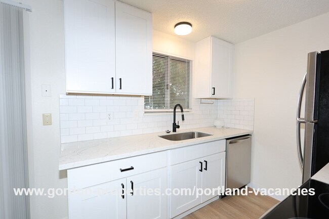 Building Photo - SE 15th Ave - remodeled 3 bedroom duplex w...