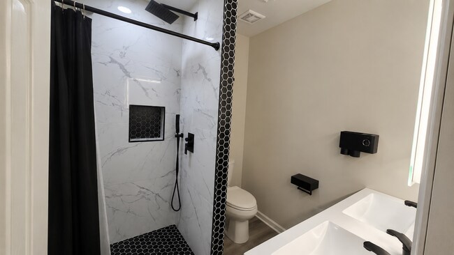 Building Photo - 31 Bland St