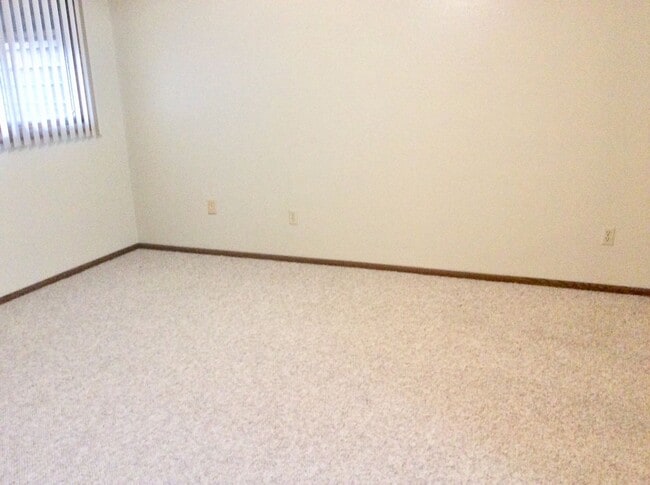 Building Photo - 3 bedroom, 2 bath Condo