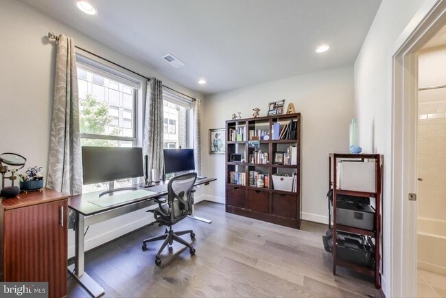 Building Photo - 5004 Oakmoore Dr