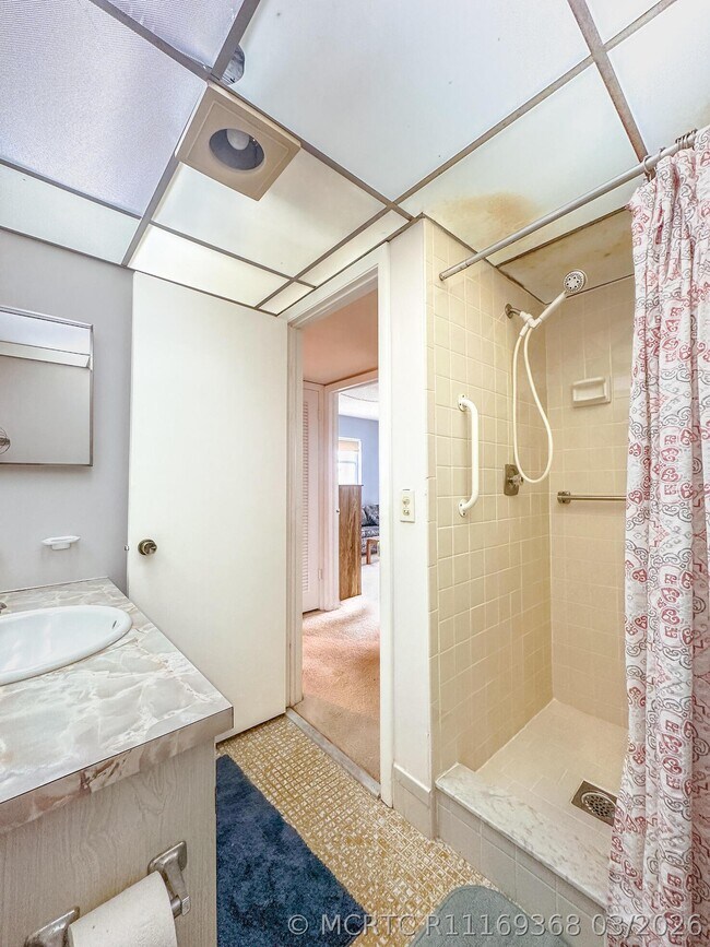 Building Photo - 39 Burgundy A