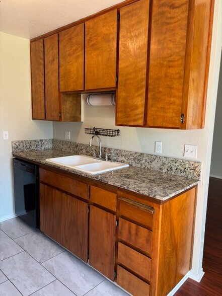 Kitchen - 445 Almond Dr