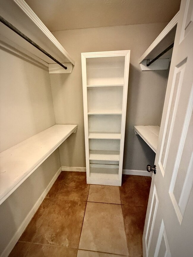 Building Photo - Great 3 BR home by the Reservoir