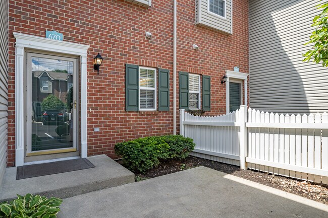 Building Photo - 670 Mystic Pointe Dr