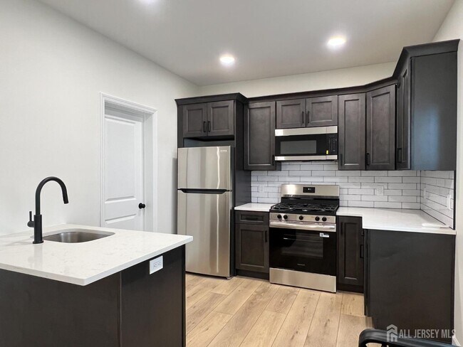 Building Photo - 33 Obert St