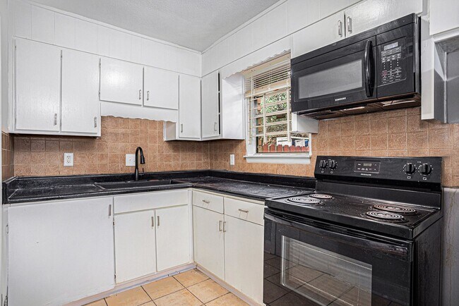 Building Photo - Must see 3BR/2.5BA Townhome In Union City!