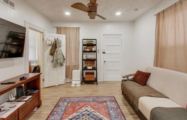 Building Photo - 3248 S Paulina St