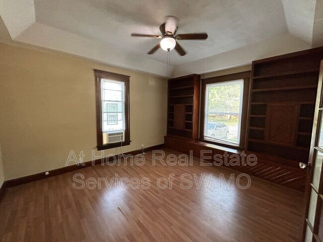 Building Photo - 818 W Monroe Terrace