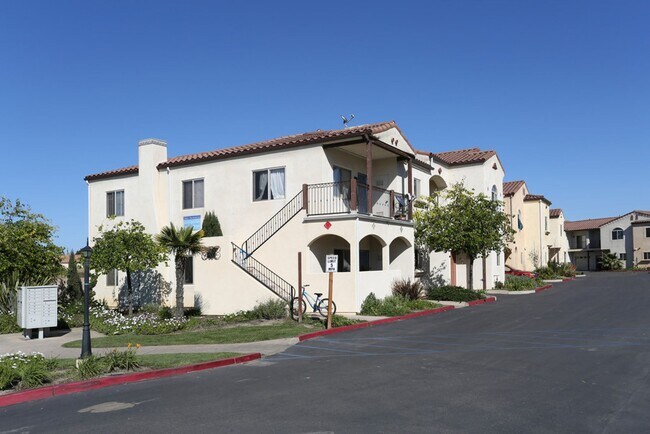 Building Photo - Beautiful 2 bedroom/2 bath in gated community. Call or come by to view!