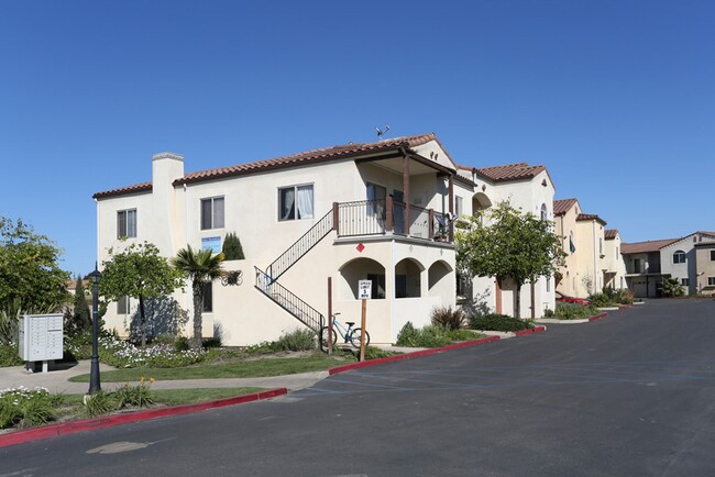 Building Photo - Beautiful 3 bedroom/ 2 bath in gated community. Call or come by to view!