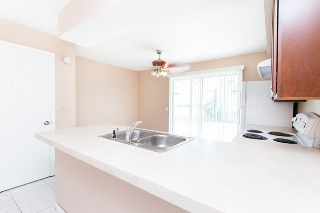 Building Photo - Charming Two Bed Ground Floor Condo in Englewood Park – Move-In Ready!