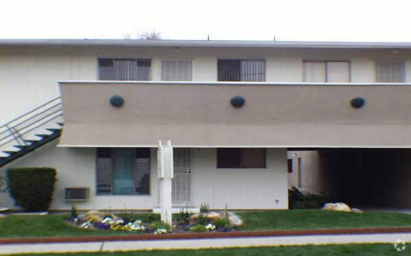 The Pomona Plaza - Berkeley Apartments