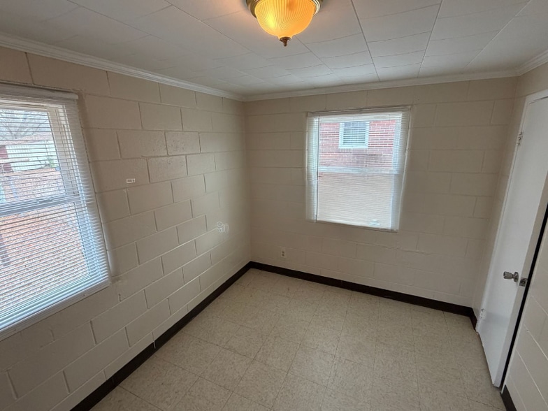 Building Photo - 604 Nelson St