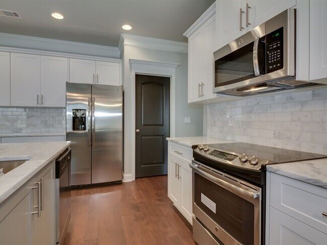Building Photo - Centrally Located Home Sweet Home