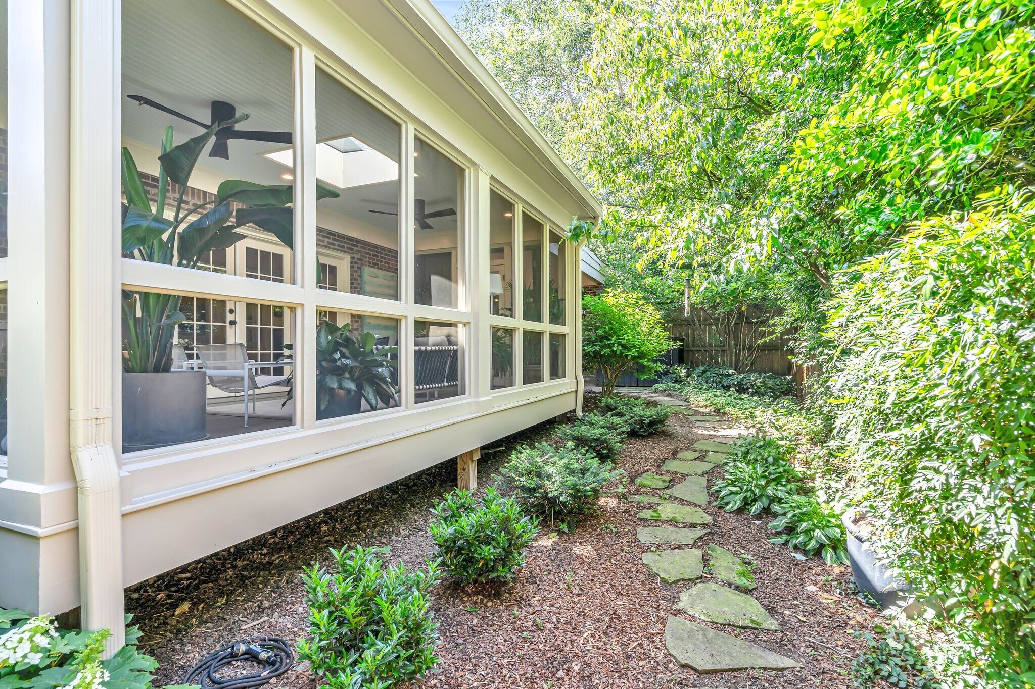 Building Photo - 204 Longwood Ct