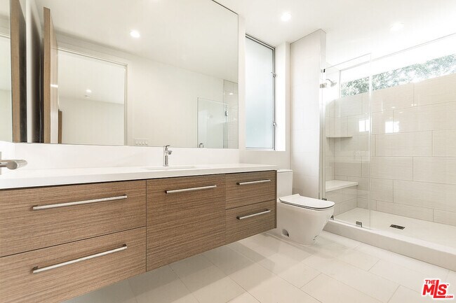 Building Photo - 16540 Moorpark St