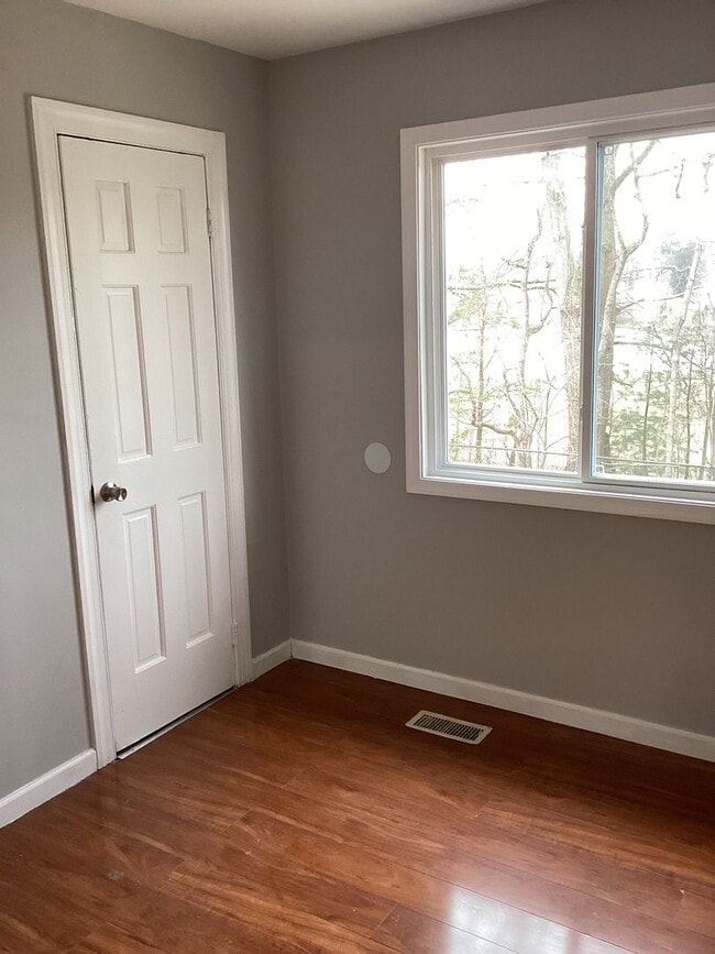 Building Photo - Three bedroom Townhouse  ready to rent