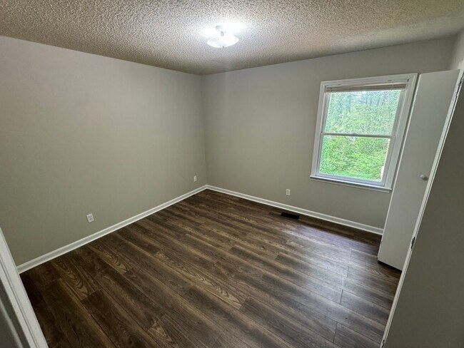 Building Photo - Freshly remodeled.