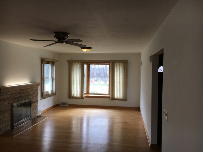 Living Room (front) - 921 N Wingra Dr