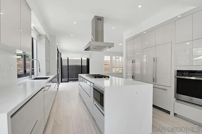 Building Photo - 561 Bayona Loop