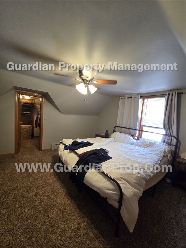 Building Photo - Bloomington Single Family Home, 2 Car Garage, new kitchen appliances!