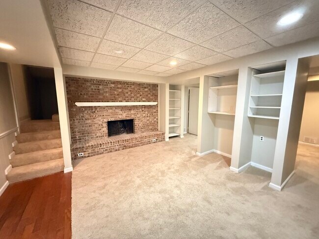 Building Photo - 5556 Hunters Hill Rd