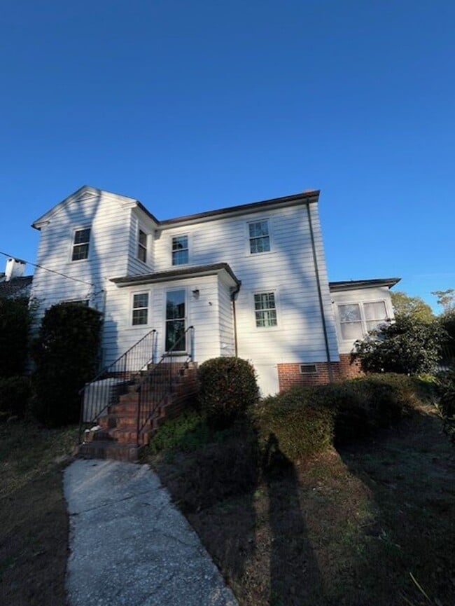 Building Photo - Beautifully Updated House in Forest Hills!