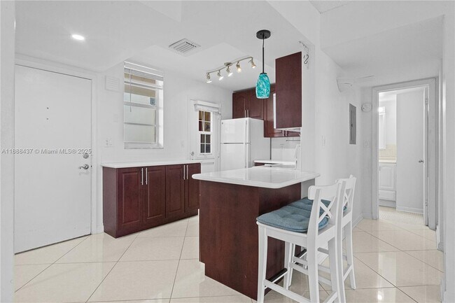 Building Photo - 2999 Point E Dr