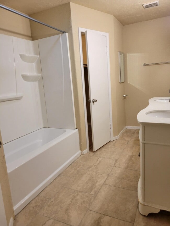 Building Photo - 11002 Longtom Ct