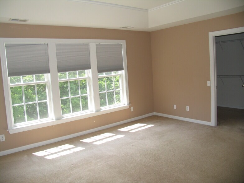 Building Photo - 2812 River Willow Dr
