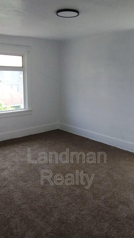 Building Photo - 1404 Maple Ave