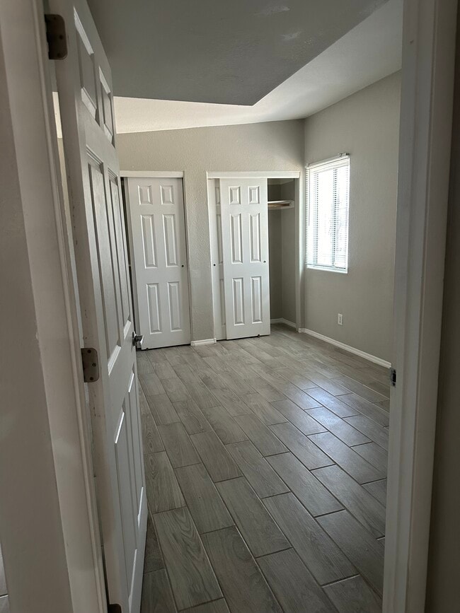 Building Photo - 1317 E Adams St