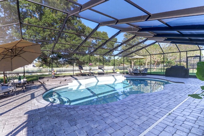 Building Photo - Fully Furnished 4-Bedroom Pool Home with Golf Course Views in Northdale