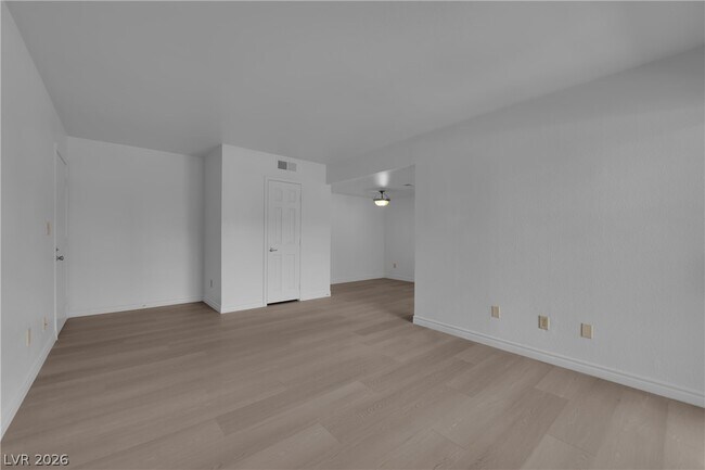 Building Photo - 5295 Indian River Dr