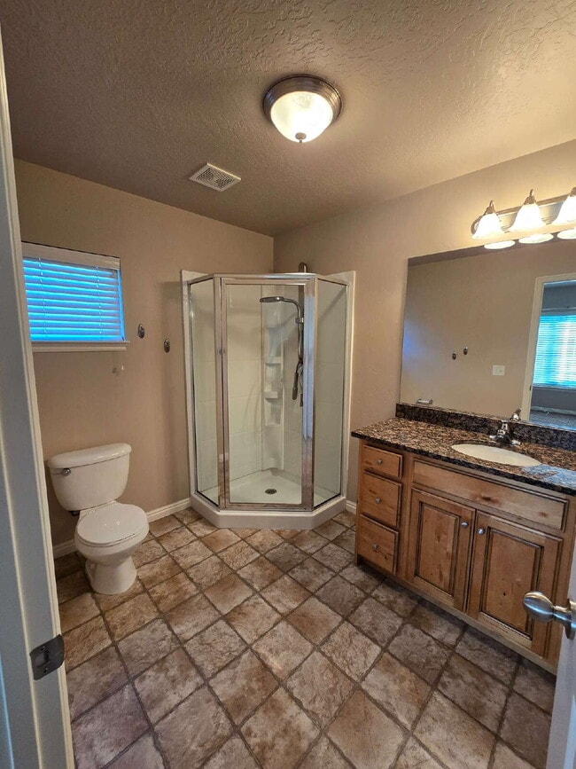 Building Photo - Centrally Located Condo with Garage!